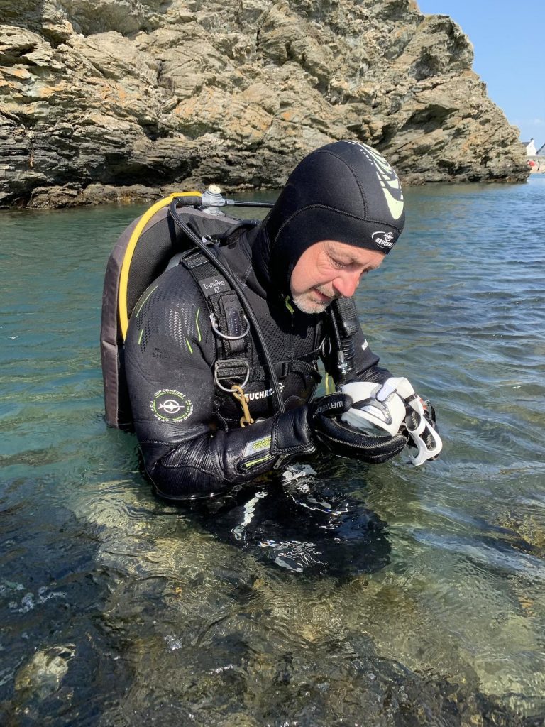 Essential hints and advice - How to stop a dive mask fogging 4 How to stop a dive mask fogging 4