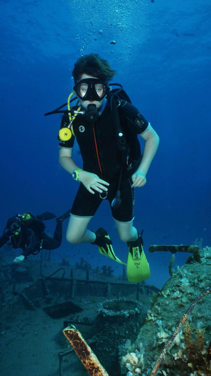 Aqua Lung i200C hot lime colour in use by a scuba diver