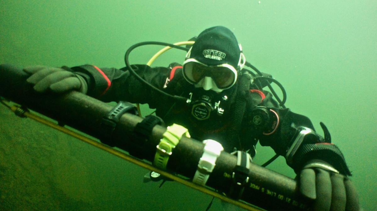 5 Best Wristwatch Dive Computers 1 Scuba Diver Testing 5 Best Wristwatch Dive Computers