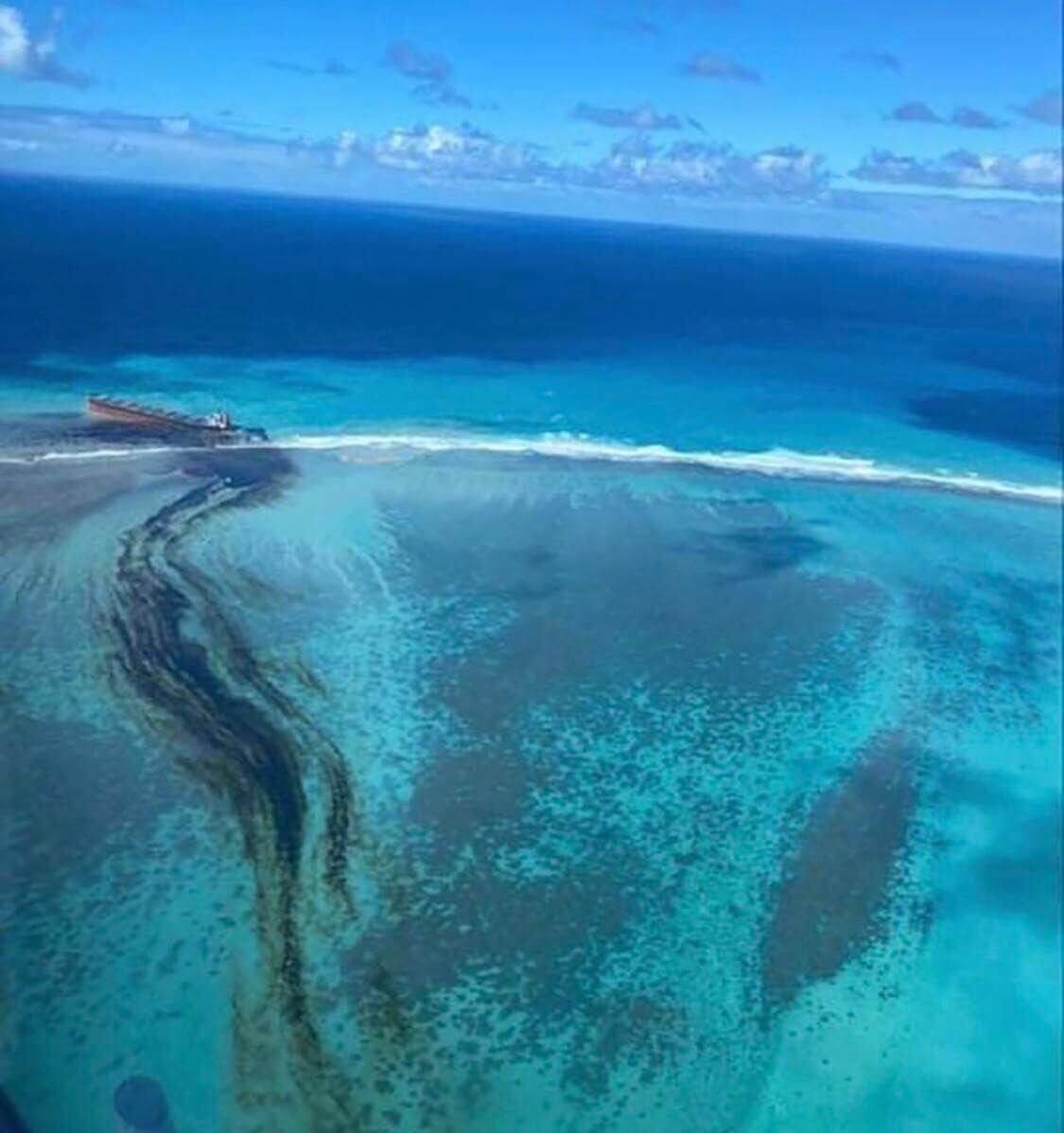 MV Wakashio causes oil spill in Mauritius 2 MV Wakashio oil spill image