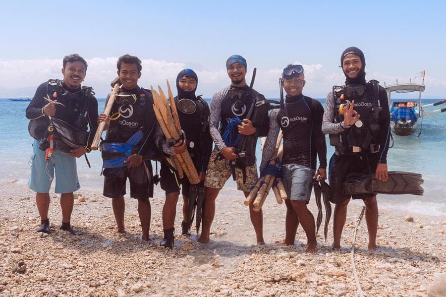 Zulu team was trained in a variety of conservation and coral monitoring techniques and set to work restoring Nusa Penidas spectacular reefs