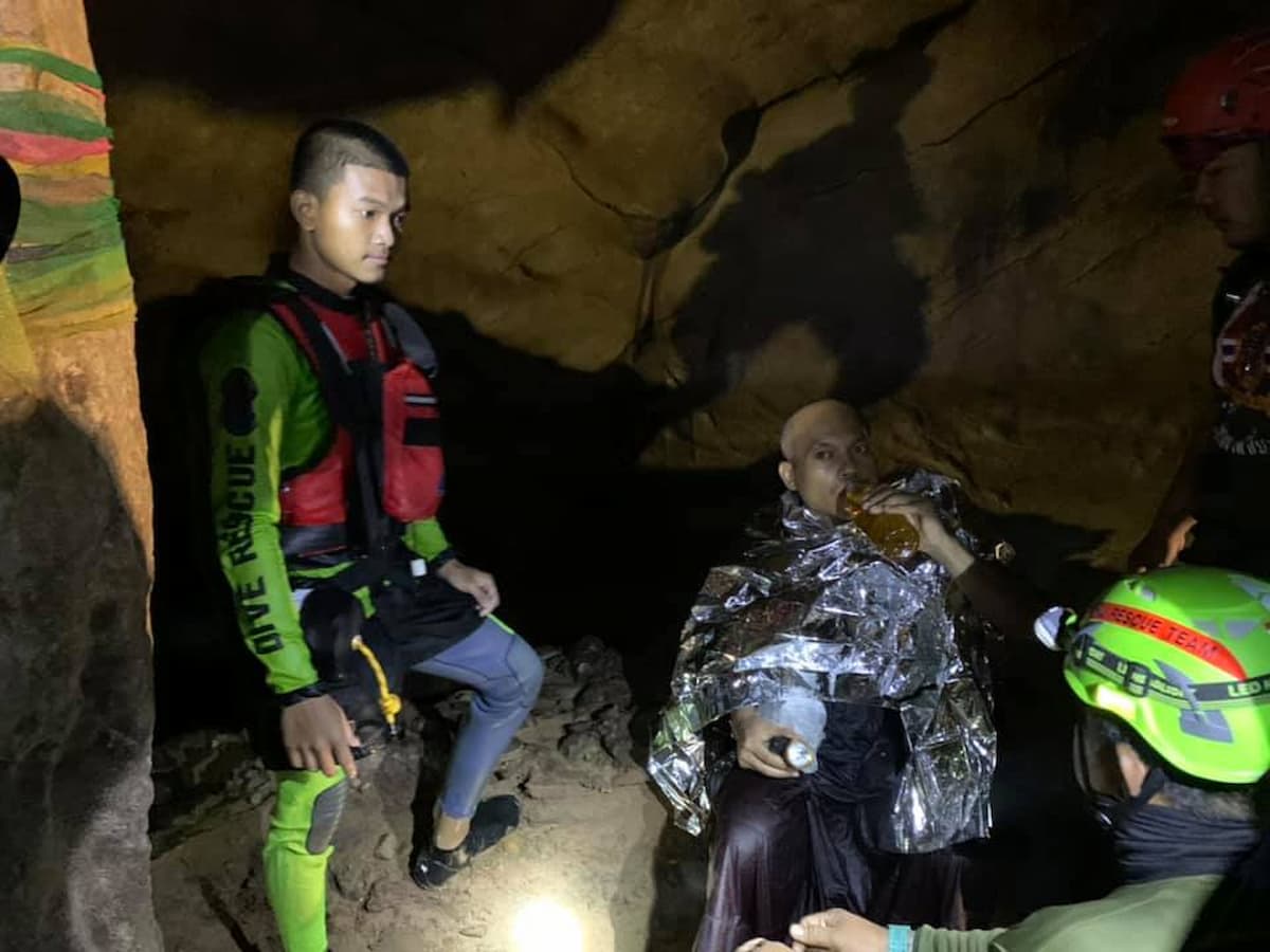 Divers rescue Buddhist monk from flooded Thai cave