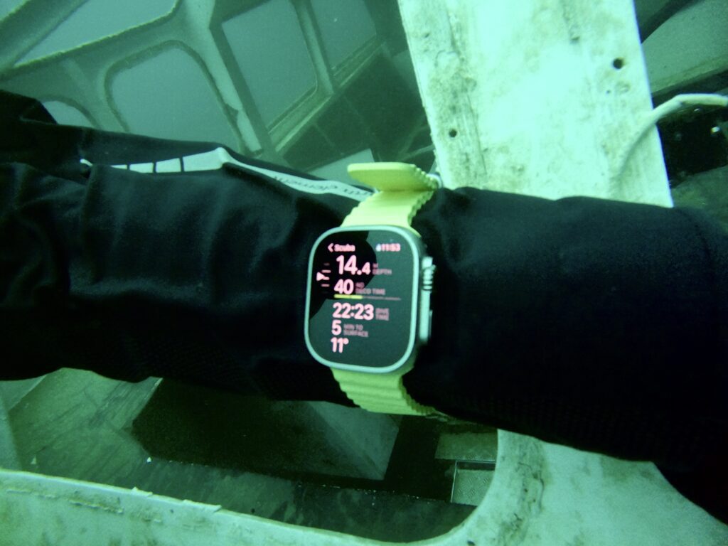 The main dive display on the Oceanic+ app on the Apple Watch Ultra