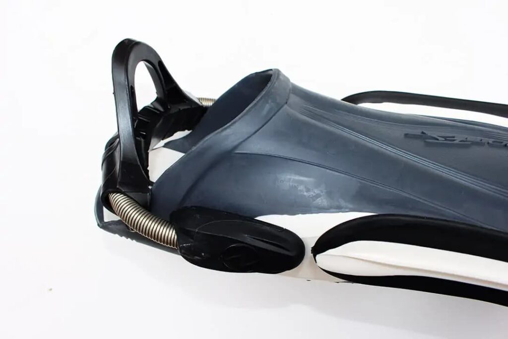 GEAR GUIDE: Group Test - Mid-range Fins from £75-£125 2 Aqualung Shot FX fins