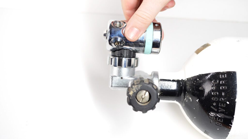 Scuba 4 Easy Ways To Stop Bumping Your Head on Your Cylinder 2 scuba 1
