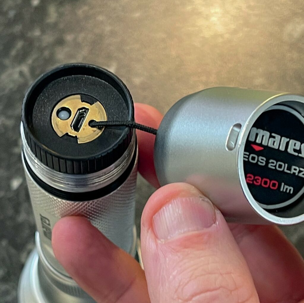 Mares EOS Dive Torches: An In-Depth Review 4 MARES EOS 32LRZ SOS Flashing mode