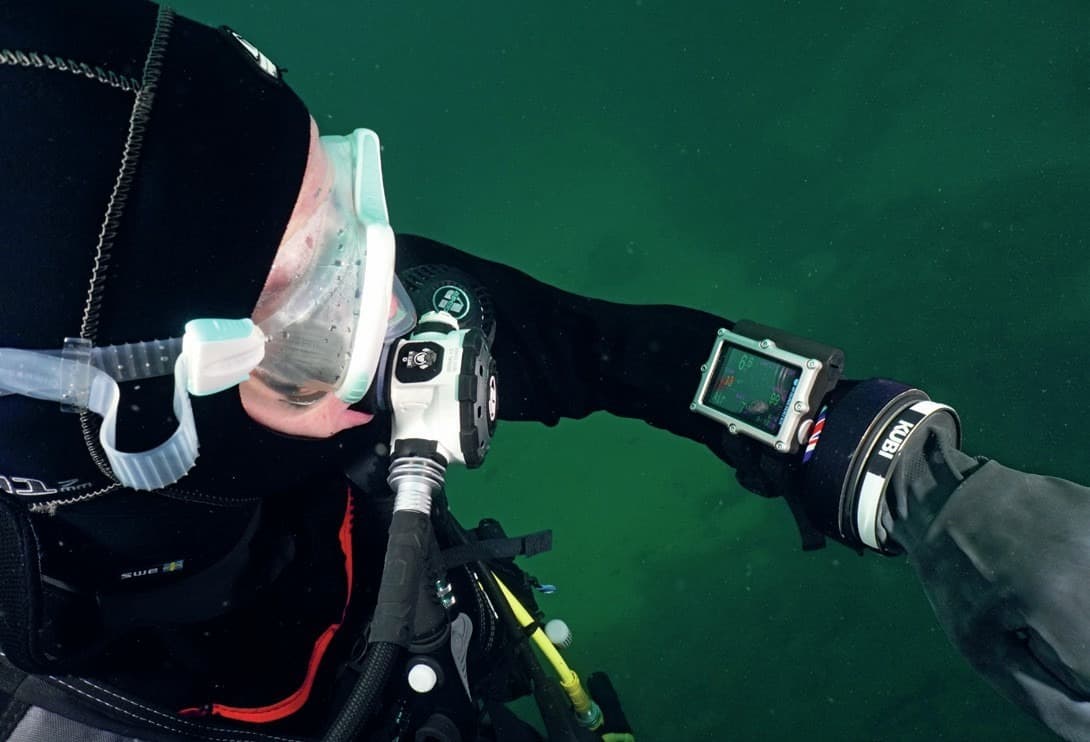 Scuba Diver reviewing Shearwater Petrel 3
