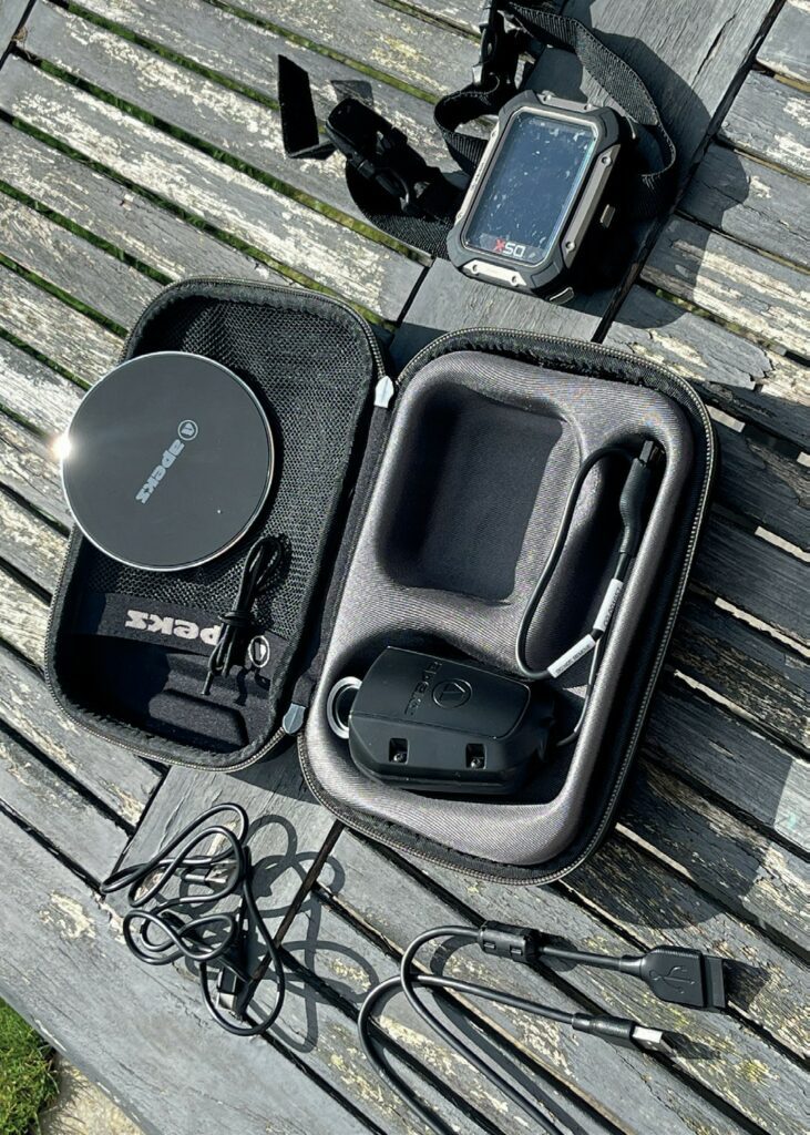 The Dive computer DSX has a lithium rechargeable battery, which can be recharged two ways
