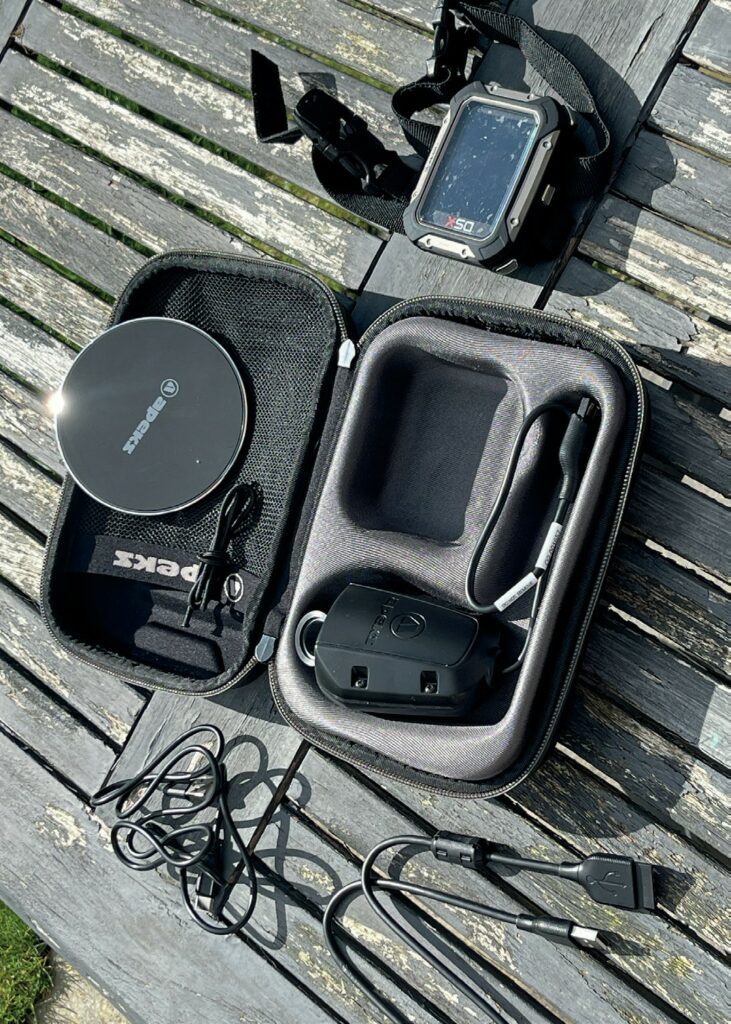 Apeks DSX Review: The Ultimate Dive Computer for the Future 6 The Dive computer DSX has a lithium rechargeable battery, which can be recharged two ways