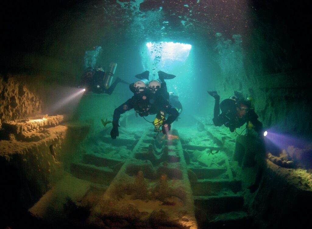 Divers exploring the J4 ©Banjamin Gro
