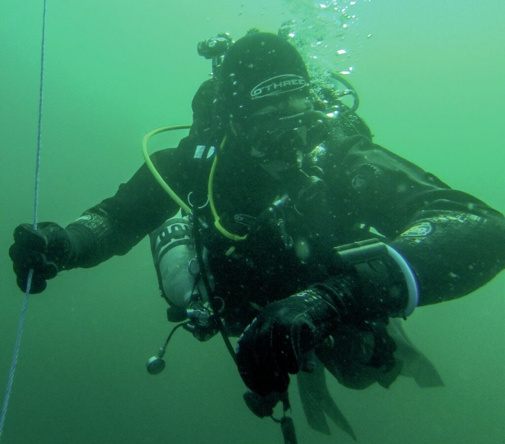 Scuba diver being aware on dive