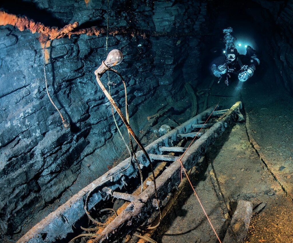 Lightbulb in an underwater mine system