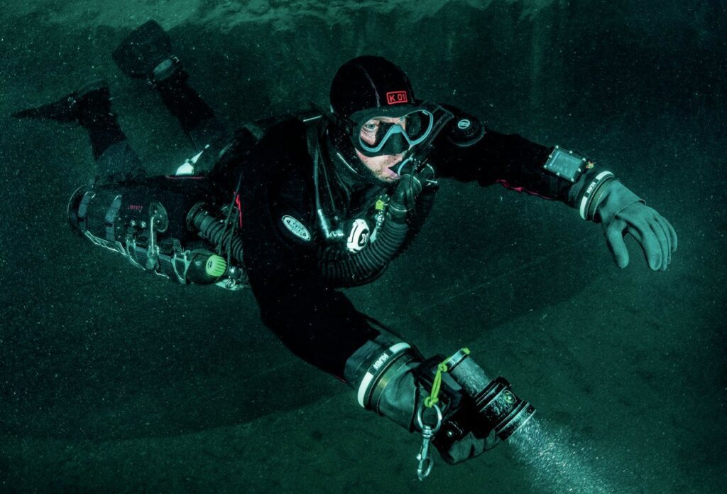 Sidemount diving in a cave system