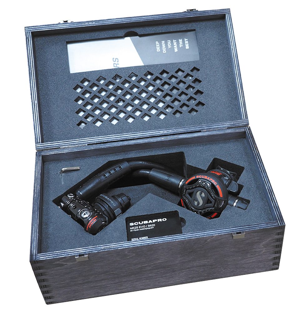 The MK25EVO/S620 Ti Carbon BT 60th Anniversary Edition comes in a special wooden box
