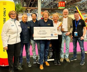 Dirk Göldner with a cheque for the BSNHRP: Sabine Kerkau is on the left and ENOS inventor Karl Hansmann second from right