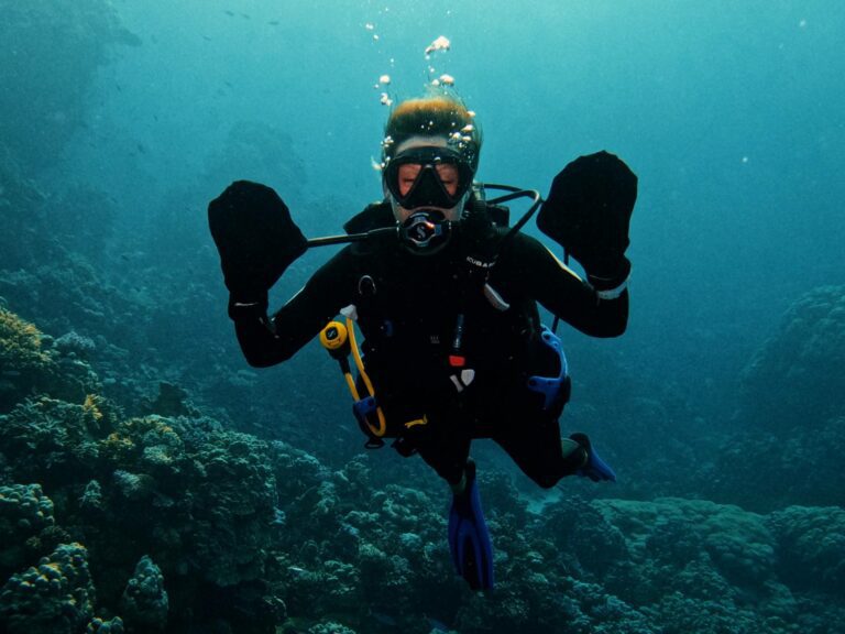 Dive instructor training using webbed gloves (RSG)