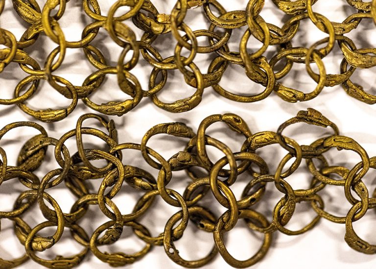 
Decorative hem of riveted brass rings for a mail shirt (Rolf Warming)


