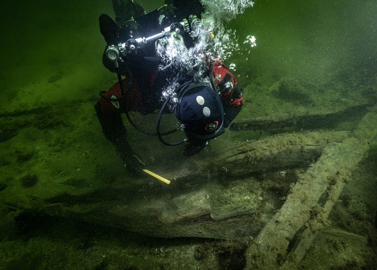 Johan Rönnby inspects and documents superstructure timbers from the combat platforms (Florian Huber)