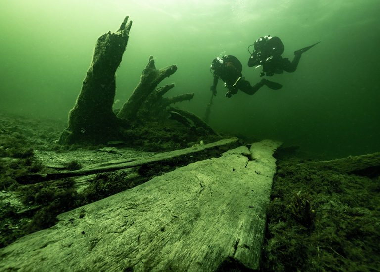 Johan Rönnby and Rolf Warming at the stern, where standing floor timbers and the sternpost protrude from the seabed (Florian Huber)